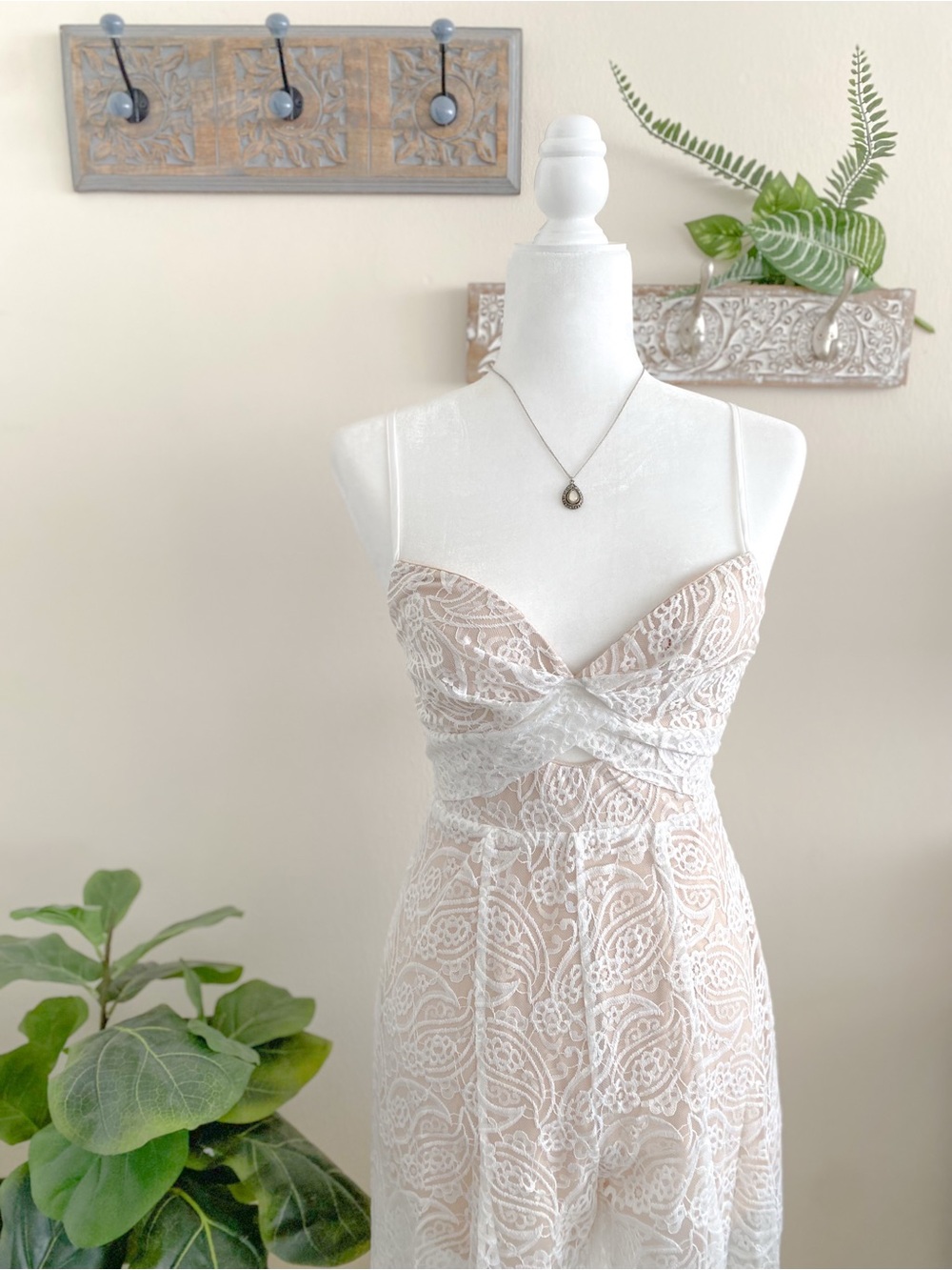 Elegant White Lace Spaghetti-Strap Romper
